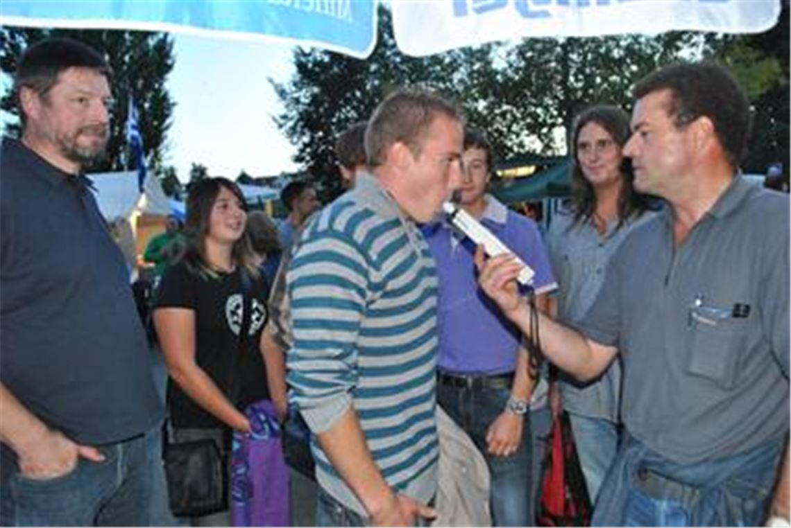 Szene vom Mühlacker Straßenfest 2010: Junge Besucher pusten freiwillig ins Röhrchen, um feststellen zu lassen, ob beziehungsweise wie viel Alkohol sie im Blut haben.
Archivfoto: Stahlfeld