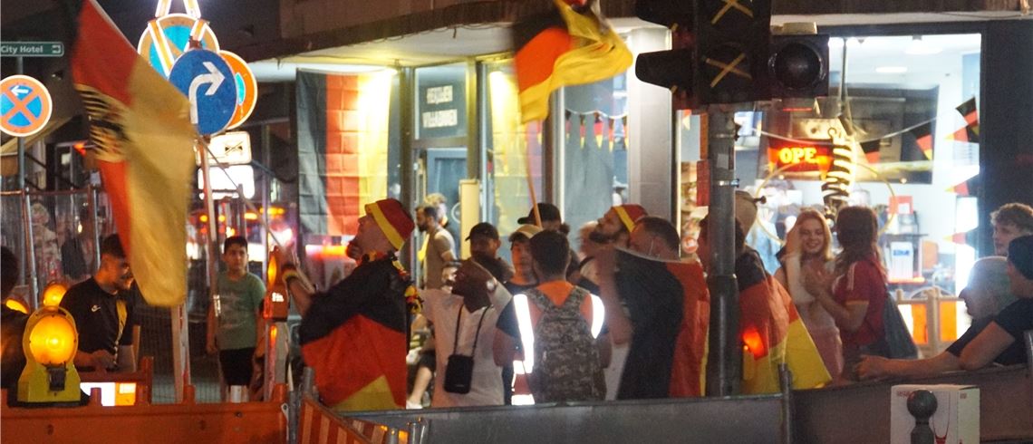 Die Fans feiern, und die Stadt reagiert Szene vom späten Mittwochabend in Pforzheim: Trotz eines mühselig erkämpften Unentschiedens im letzten Gruppenspiel feiern etliche deutsche Fans den Einzug ins Achtelfinale der EM.sdmg