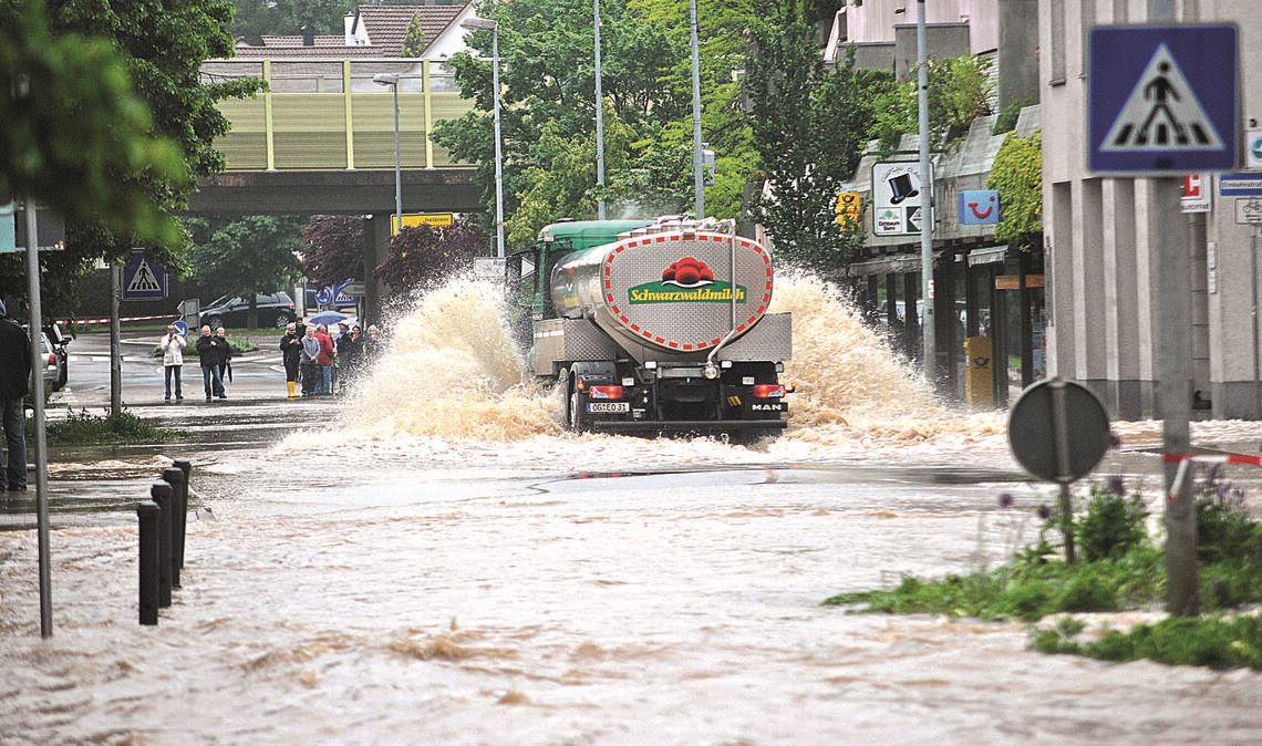 Szene von 2013: Weil der Schmiebach als reißender Fluss über die Ufer tritt, werden weite Teile des Ortskerns überflutet. Foto: Archiv