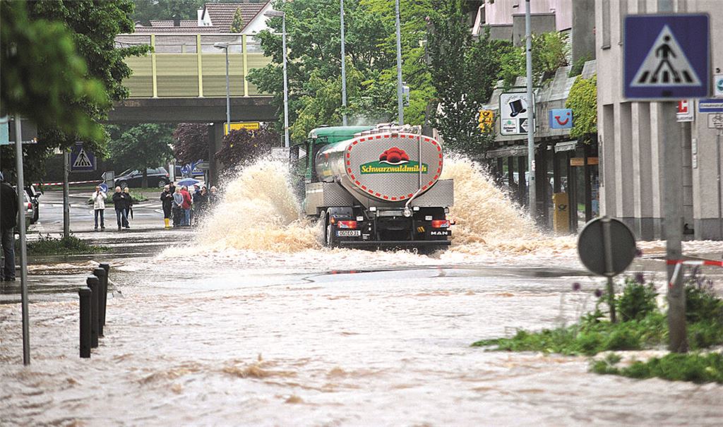 Szene von 2013: Weil der Schmiebach als reißender Fluss über die Ufer tritt, werden weite Teile des Ortskerns überflutet. Foto: Archiv