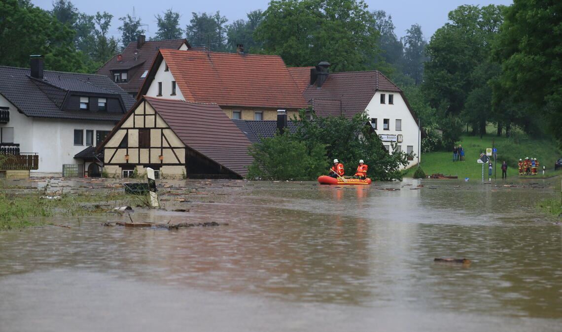 Szene von 2016: Land unter in der Senke zwischen Ölbronn und Kleinvillars. Dort sollen nun Schutzmaßnahmen gegen Hochwasser ergriffen werden, doch dafür ist eine wasserrechtliche Genehmigung nötig. Foto: Archiv/Recken.