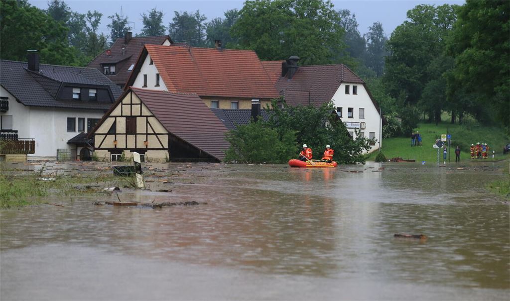 Szene von 2016: Land unter in der Senke zwischen Ölbronn und Kleinvillars. Dort sollen nun Schutzmaßnahmen gegen Hochwasser ergriffen werden, doch dafür ist eine wasserrechtliche Genehmigung nötig. Foto: Archiv/Recken.