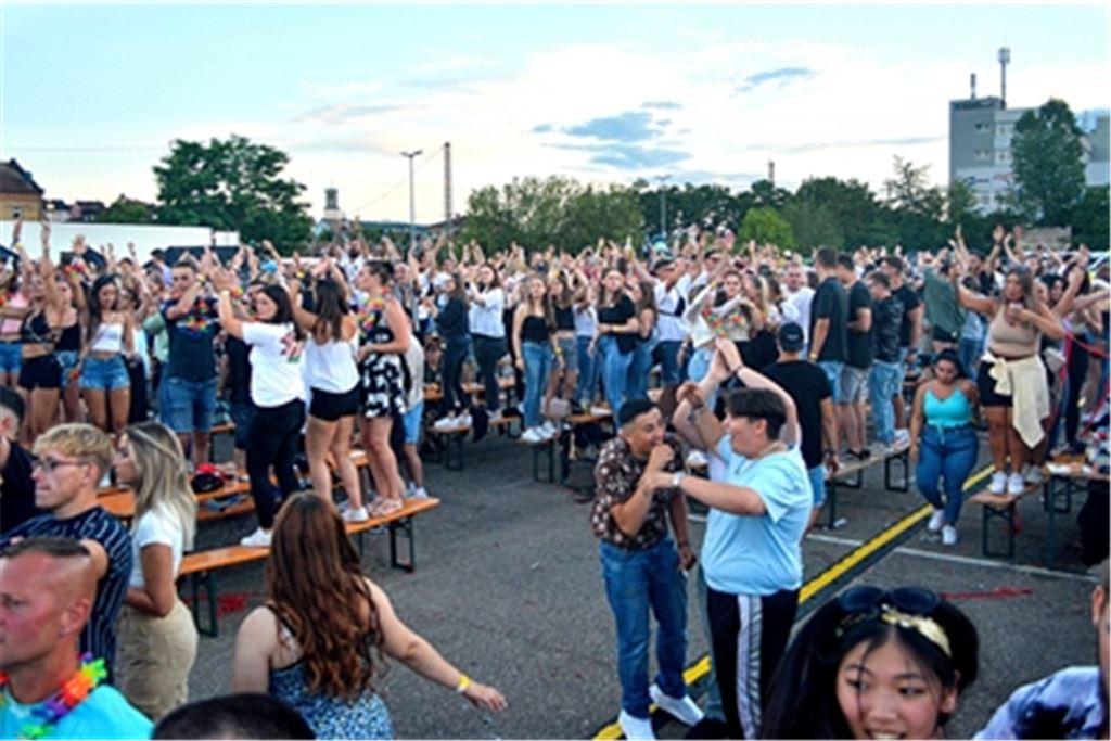 Szene von Samstagabend: Rund 1800 mehrheitlich junge Fans feiern auf dem Ziegeleigelände die „Projekt Germany“-Party, die von den Sportfreunden Mühlacker ausgerichtet wird. Fotos: Stahlfeld