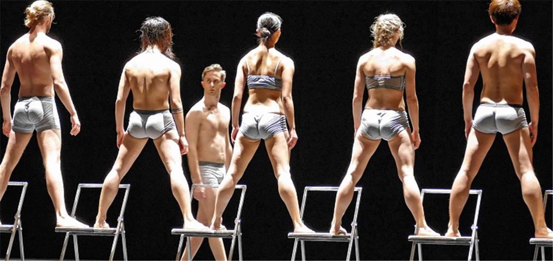 Szene von „Water Dance“ aus dem Tanzstück „Sacre“ in der Choreografie von James Sutherland.