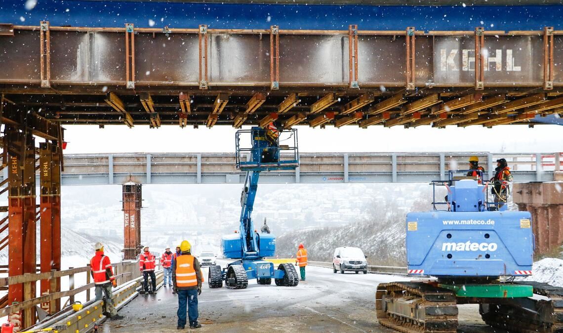 Szene von den Arbeiten auf der A8: Bei winterlicher Kälte kommt an den Brückenbauwerken schweres Gerät zum Einsatz. Foto: Einsatz-Report 24