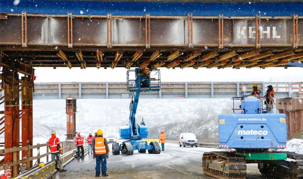 Szene von den Arbeiten auf der A8: Bei winterlicher Kälte kommt an den Brückenbauwerken schweres Gerät zum Einsatz. Foto: Einsatz-Report 24