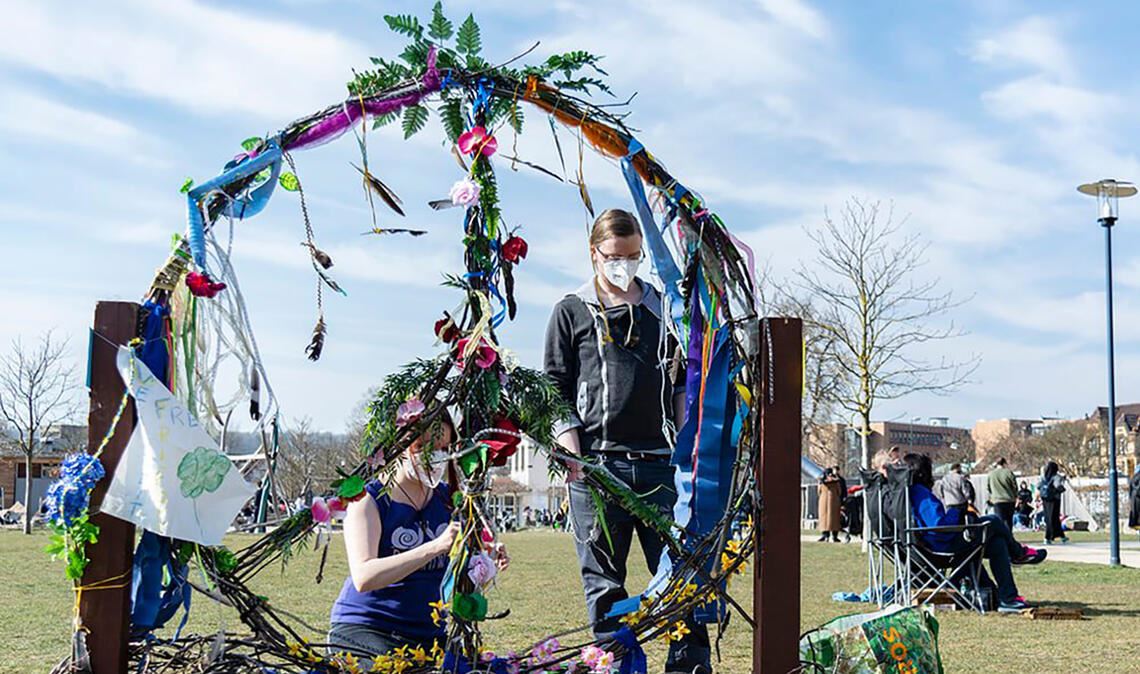 Szene von der Gestaltung des „Friedenszeichens“ im März vergangenen Jahres. Foto: privat