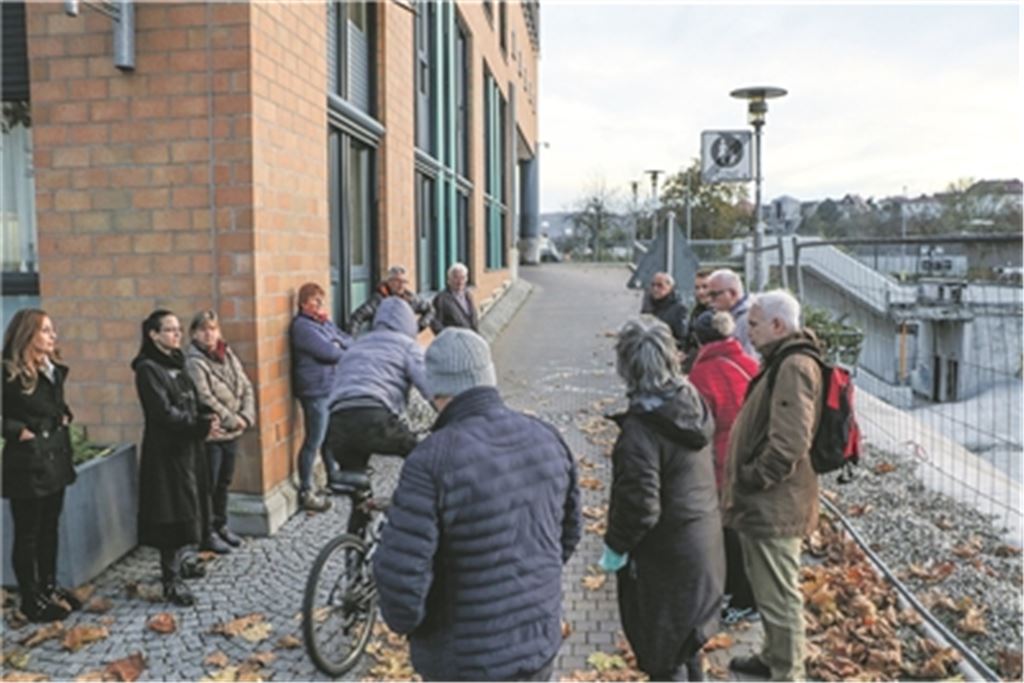 Szene von einem Rundgang im Rahmen des „Fußverkehrs-Checks“ im November: Auf der Brücke über die B10 beim Rathaus treffen an einer Engstelle Fußgänger und Radfahrer aufeinander. Archivfoto: Eier