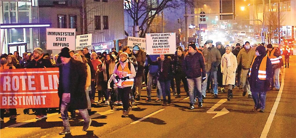 Szene von einer Corona-Demo im Januar in Pforzheim, wo mehrfach mehrere Tausend Menschen auf die Straße gingen. Foto: Archiv