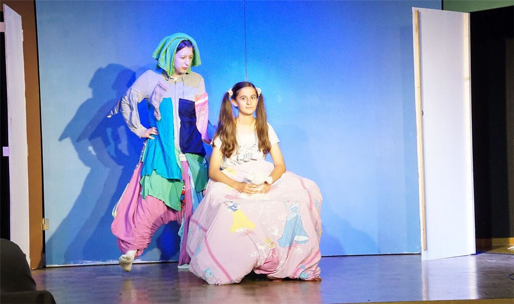 Szenen aus einer Theateraufführung besonderer Art am Theodor-Heuss-Gymnasium: Die „English Drama Group“ präsentiert in Originalsprache das Stück „Door to Door“. Fotos: Bastian