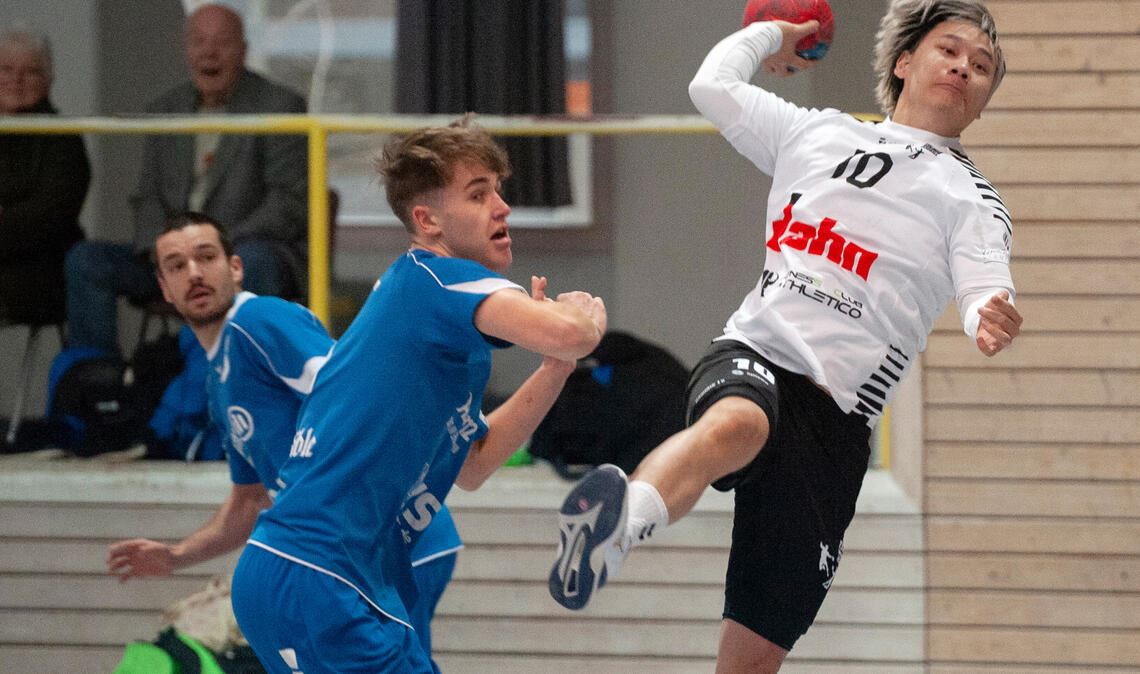 Szenen der Spielpaarung der Herren des TSV Wiernsheim (weiße Trikots) gegen den ...