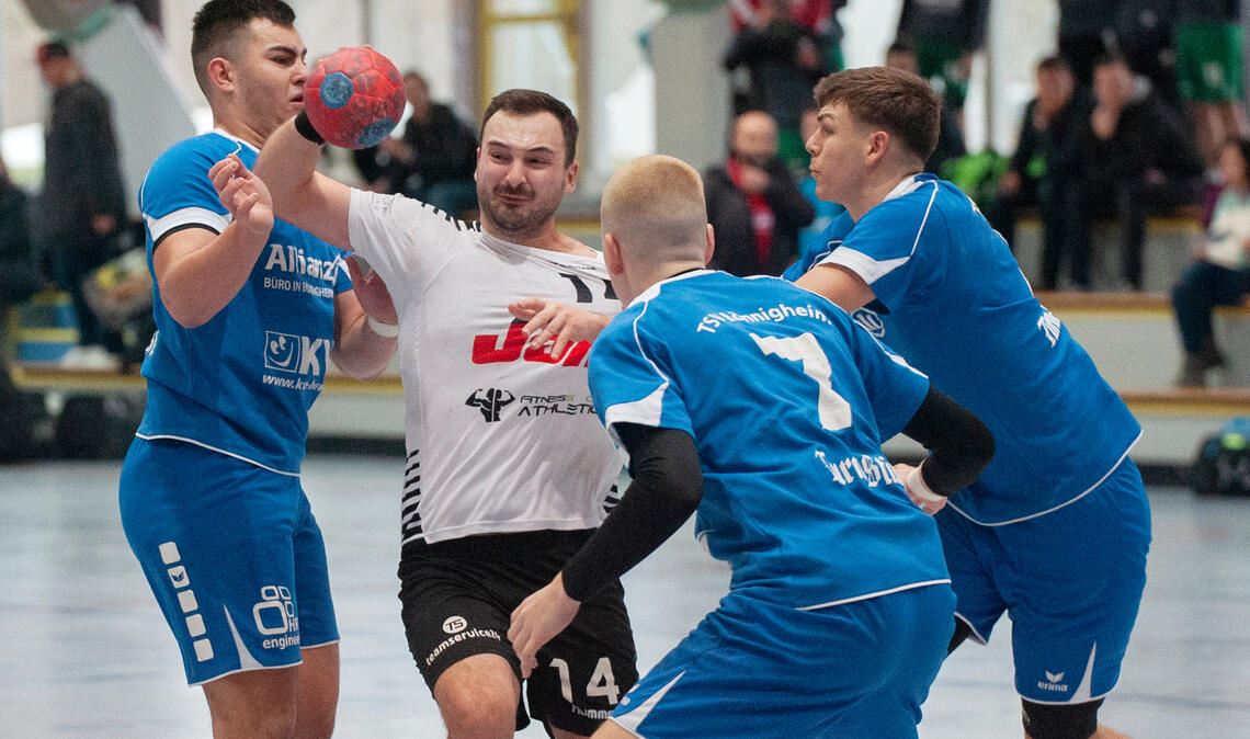Szenen der Spielpaarung der Herren des TSV Wiernsheim (weiße Trikots) gegen den ...