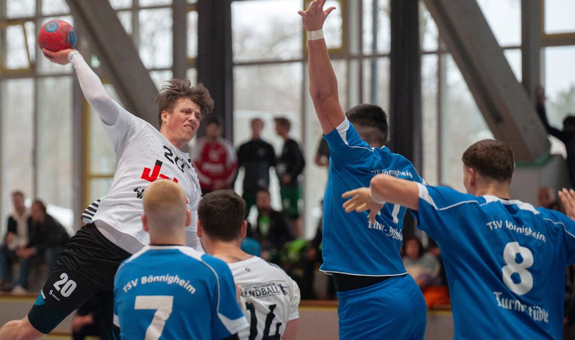 Szenen der Spielpaarung der Herren des TSV Wiernsheim (weiße Trikots) gegen den ...