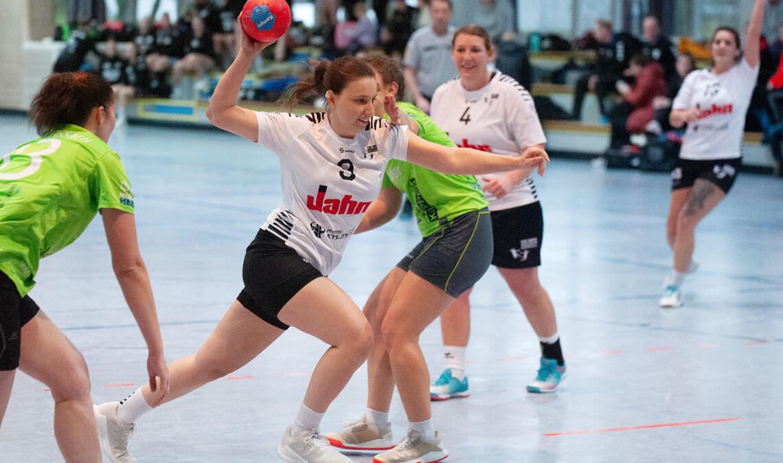 Szenen des Spiels bei den Frauen am Sonntag zwischen dem TSV Wiensheim (weiße Tr...