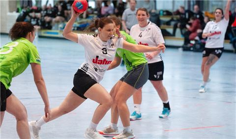 Szenen des Spiels bei den Frauen am Sonntag zwischen dem TSV Wiensheim (weiße Trikots) und dem TSV Weissach.