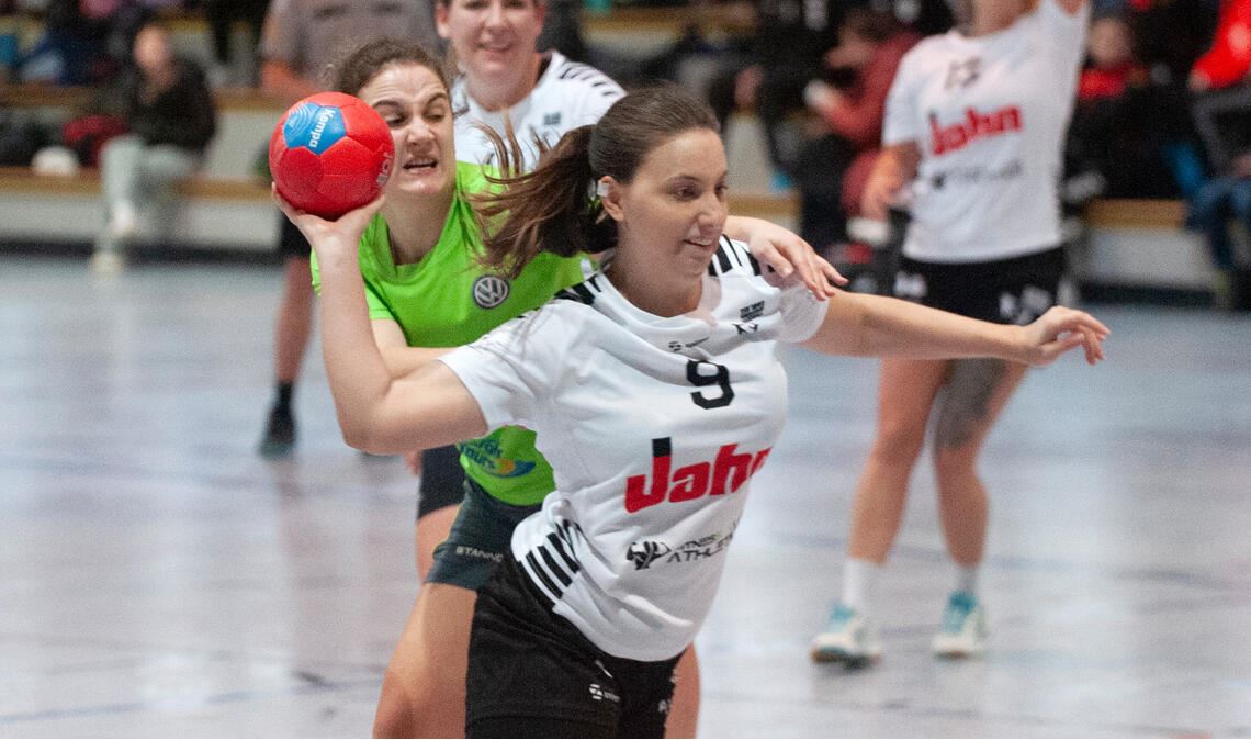 Szenen des Spiels bei den Frauen am Sonntag zwischen dem TSV Wiensheim (weiße Tr...