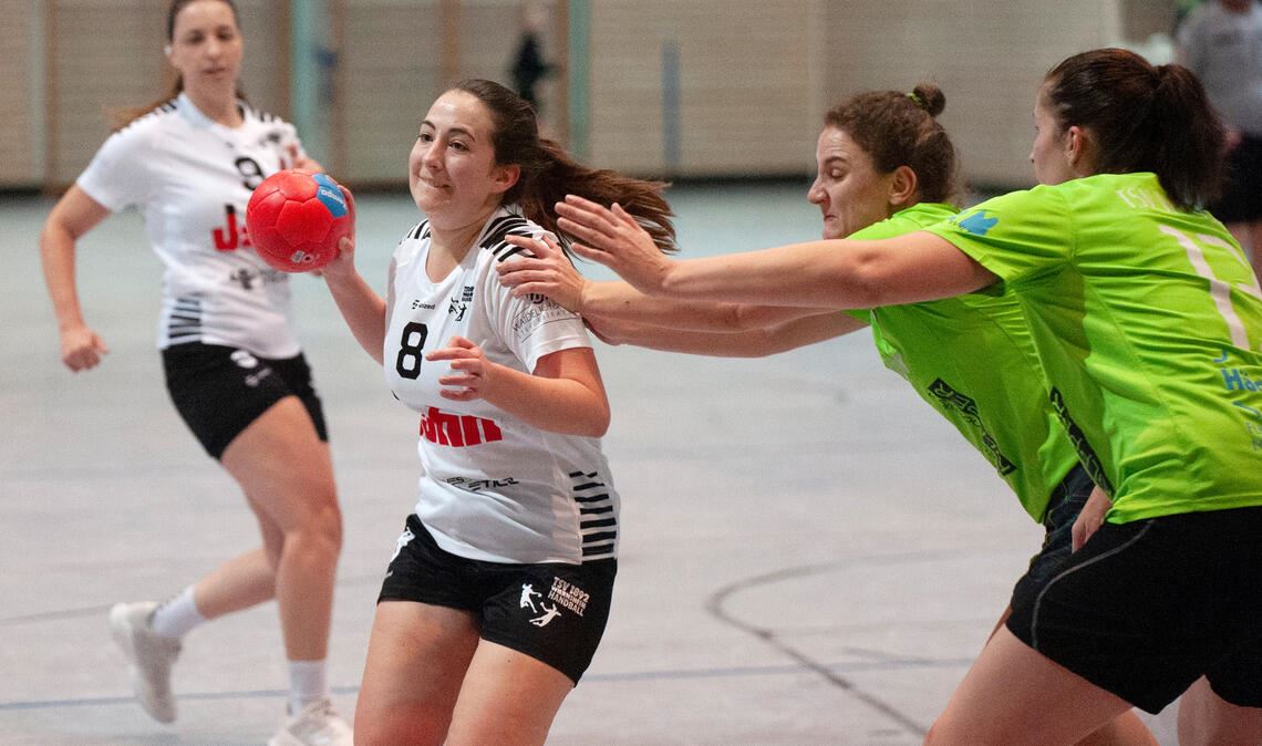 Szenen des Spiels bei den Frauen am Sonntag zwischen dem TSV Wiensheim (weiße Tr...