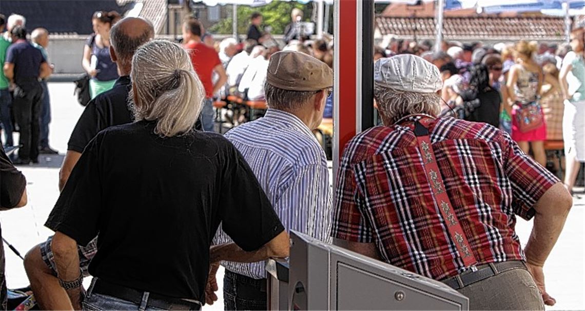 Szenen einer Einweihungsparty (v. li. oben im Uhrzeigersinn): Die Architekten Gunther Schrade (li.) und Patric Göhner übergeben einen schmackhaften, symbolischen Schlüssel an den Knittlinger Bürgermeister Heinz-Peter Hopp, der trotz heißer Sommersonne eisern am Schlips festhält, das Klarinettentrio des Musikvereins Freudenstein sendet zarte Töne aus der Feder von Mozart über das neue Parkdeck, einige Gäste ergattern an der Schranke einen Logenplatz im begehrten Schatten und Landrat Karl Röckinger und Heinz-Peter Hopp präsentieren sich beim Fassanstich als harmonische Einheit. 