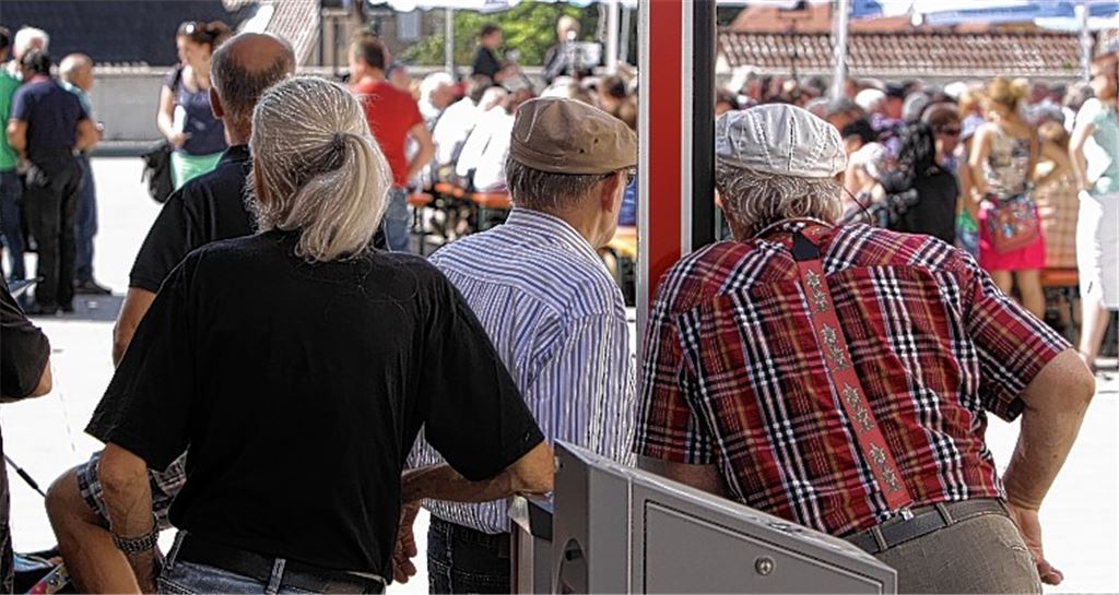 Szenen einer Einweihungsparty (v. li. oben im Uhrzeigersinn): Die Architekten Gunther Schrade (li.) und Patric Göhner übergeben einen schmackhaften, symbolischen Schlüssel an den Knittlinger Bürgermeister Heinz-Peter Hopp, der trotz heißer Sommersonne eisern am Schlips festhält, das Klarinettentrio des Musikvereins Freudenstein sendet zarte Töne aus der Feder von Mozart über das neue Parkdeck, einige Gäste ergattern an der Schranke einen Logenplatz im begehrten Schatten und Landrat Karl Röckinger und Heinz-Peter Hopp präsentieren sich beim Fassanstich als harmonische Einheit. 
