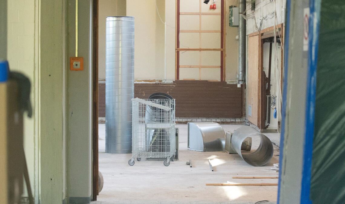 Szenen einer „Probesanierung“: Beim Einsatz in der Mühlhäuser Turn- und Festhalle, wo das von der PCB-Belastung besonders betroffene Vereinszimmer komplett „entkernt“ wird, greifen für die Arbeiter besondere Schutzmaßnahmen – inklusive Schleuse, weil im eigentlichen Einsatzbereich der verursachte Staub ständig abgesaugt werden muss. Fotos: Fotomoment