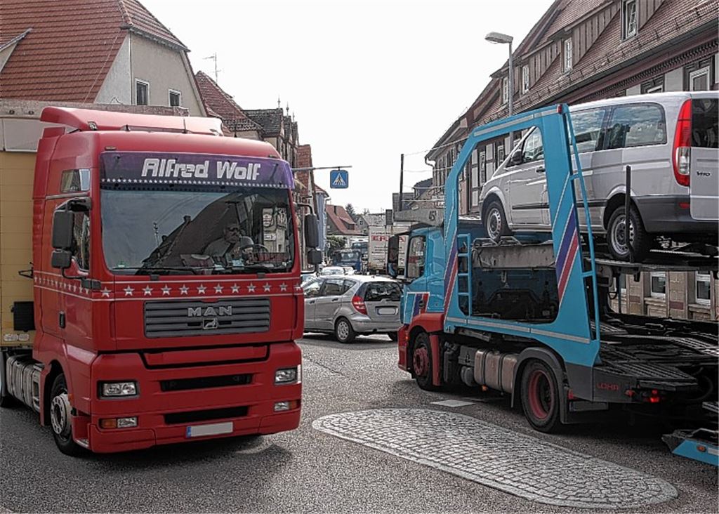 Szenen einer Straßenbaumaßnahme: Wegen der Vollsperrung der B10 ist Illingen zum Nadelöhr geworden, durch das sich der komplette Verkehr der Bundesstraße zwängt. Das Durchfahrtsverbot für Lkws ist bis Mitte September aufgehoben (kleines Bild rechts oben), während die Metzgerei Lamm aus der Not eine Tugend macht und mit saftigen „Lkws“ und „Pkws“ lockt.