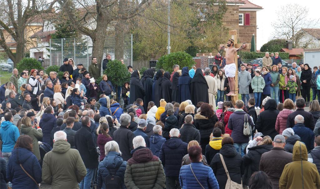 Szenen einer gleichermaßen beeindruckenden wie berührenden Karfreitagsprozession in Ötisheim Fotos: Friedrich
