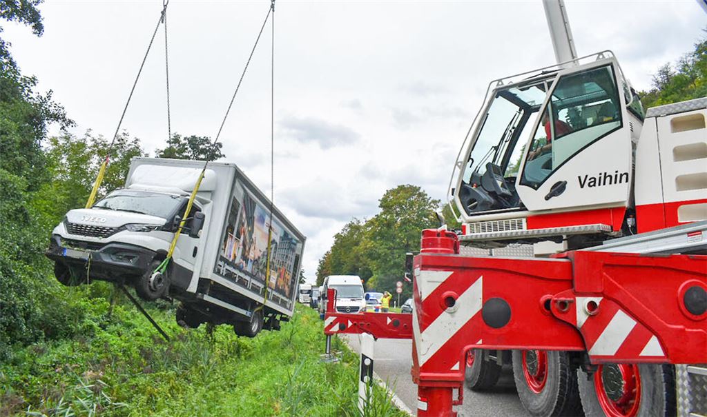 Szenen einer spektakulären Bergungsaktion: Der Lkw, der im Grün neben der Straße gelandet ist, wird mit dem Kran wieder zurück auf die B10 gehievt.Fotos: Myroshnichenko