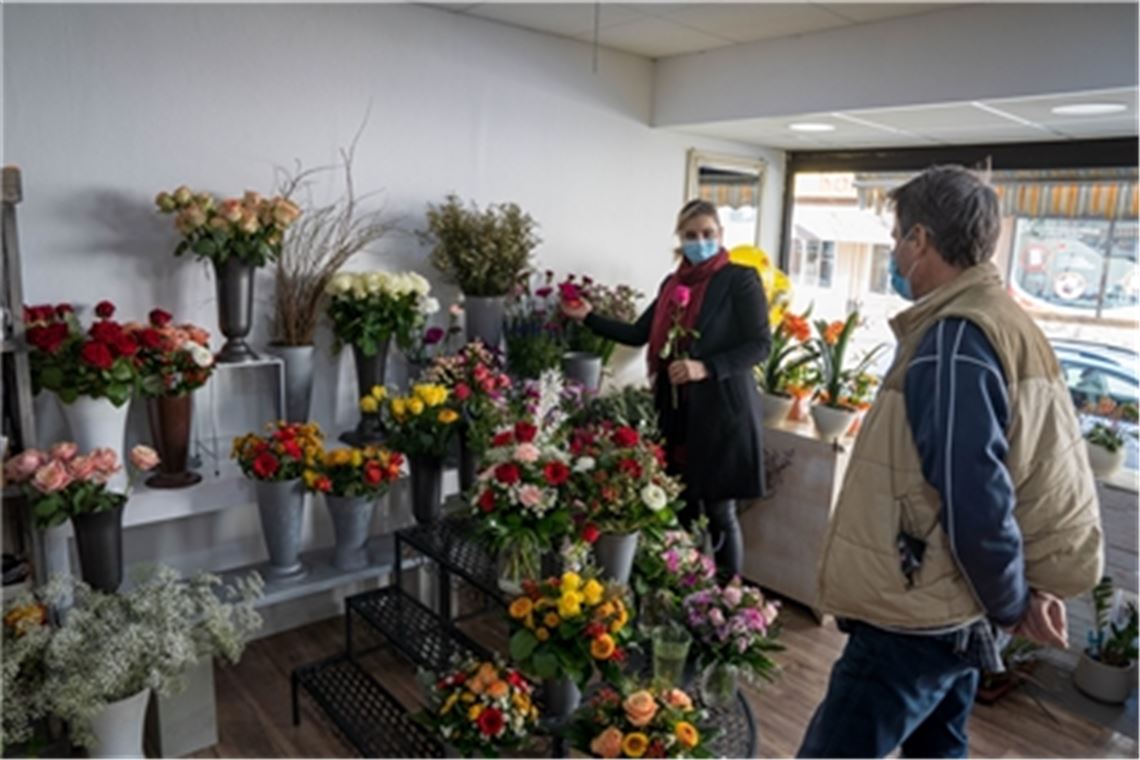 Szenen eines Neustarts: Derya Safak (li.) freut sich in ihrem Geschäft an der Bahnhofstraße auf das Wiedersehen mit treuen Kunden, während es bei Toom zunächst noch ruhig zugeht.Recken