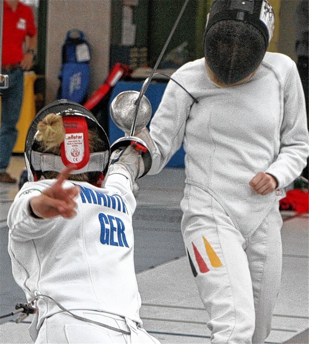 Szenen eines Wettkampfs: Karina Mantai landet im Viertelfinale Ditzingen gegen Berlin-Wittenau einen sehenswerten Treffer, die Parade der Gegnerin kommt zu spät (Bild li.). Einen mutigen Flèche-Angriff zeigt Mantai gegen Jana Hug (Bild Mitte). Die Waffe der talentierten Illingerin wird von einer Kampfrichterin genau geprüft. 
