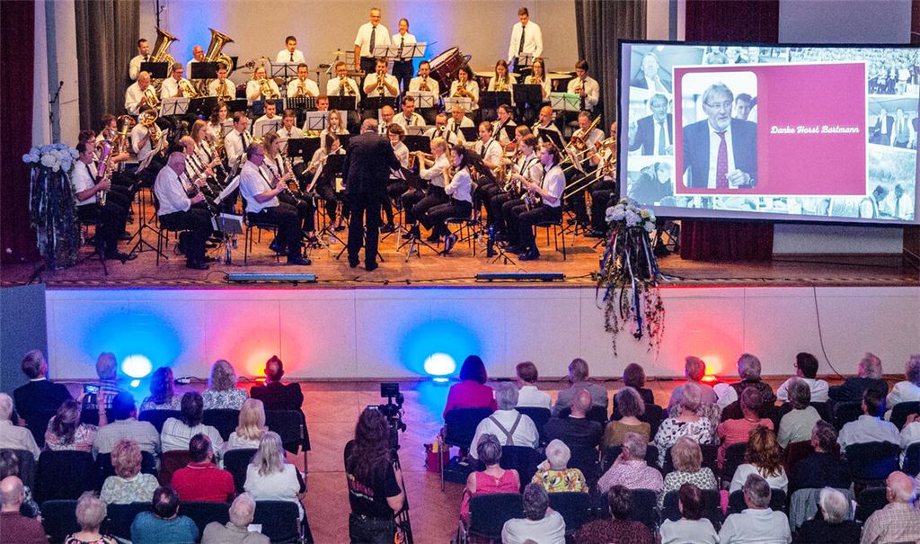 Szenen eines ganz besonderen Abends: Horst Bartmann verwöhnt mit dem Orchester das Publikum im Uhlandbau...