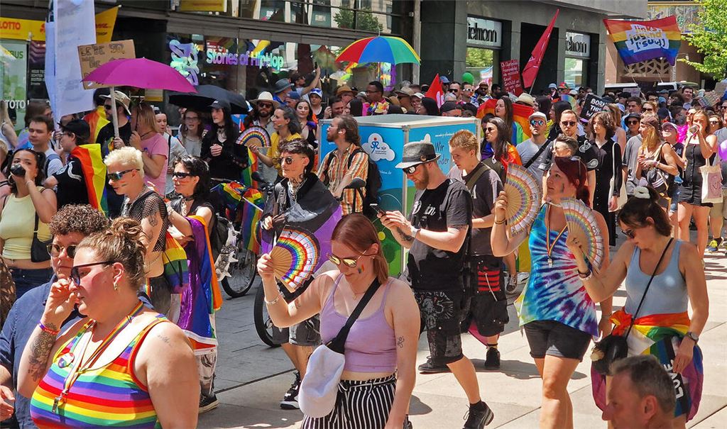 Szenen eines „lebhaften“ Tages in Pforzheim: Der Umzug des CSD wird begleitet von Aktionen unterschiedlicher Gruppen – und einem starken Polizeiaufgebot. Fotos: Friedrich