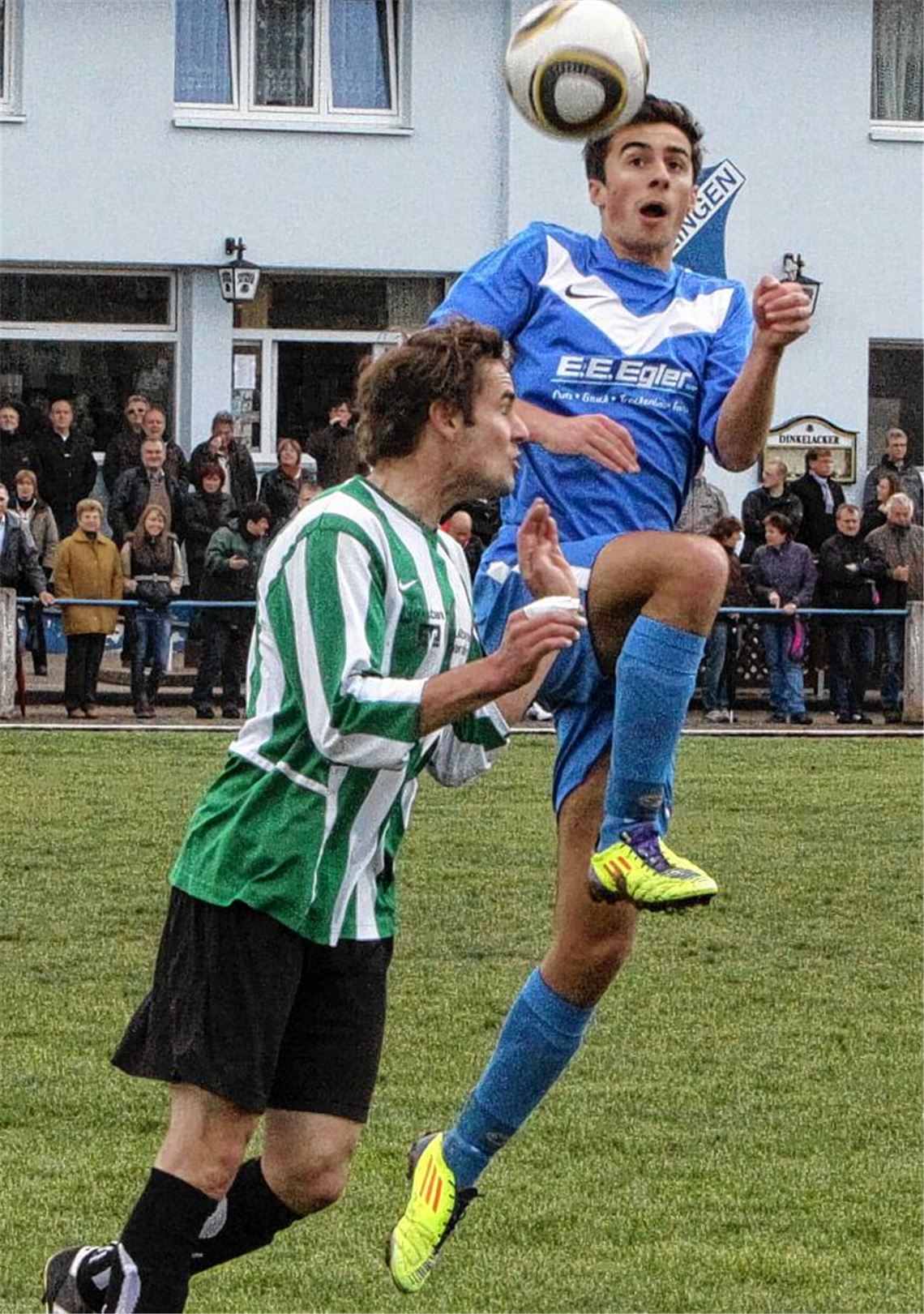 Szenen eines wechselvollen Spitzenspiels: Viele hohe Bälle und Zweikämpfe im Mittelfeld prägen das Geschehen (li.). Fabian Neugebauer spurtet nach seinem Treffer zum 1:0 zur Knittlinger Bank, um dort seinem Trainer Eberhard Braun um den Hals zu fallen (oben re.). Die Zaisersweiherer werfen nach ihrem zwischenzeitlichen Führungstreffer Trainer Jürgen Widmann zu Boden (unten re.).  Fotos: Eigner