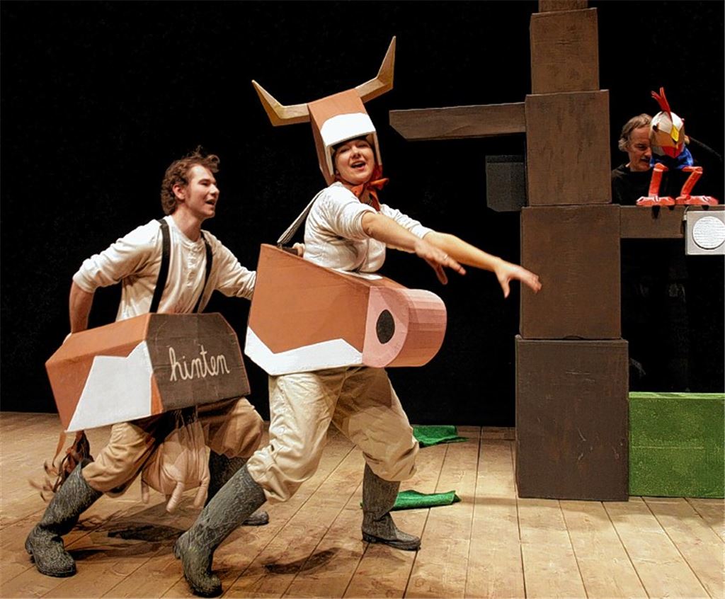 Szenenbild aus der Produktion „Am Anfang war die Kuh“ Foto: Theater Pforzheim