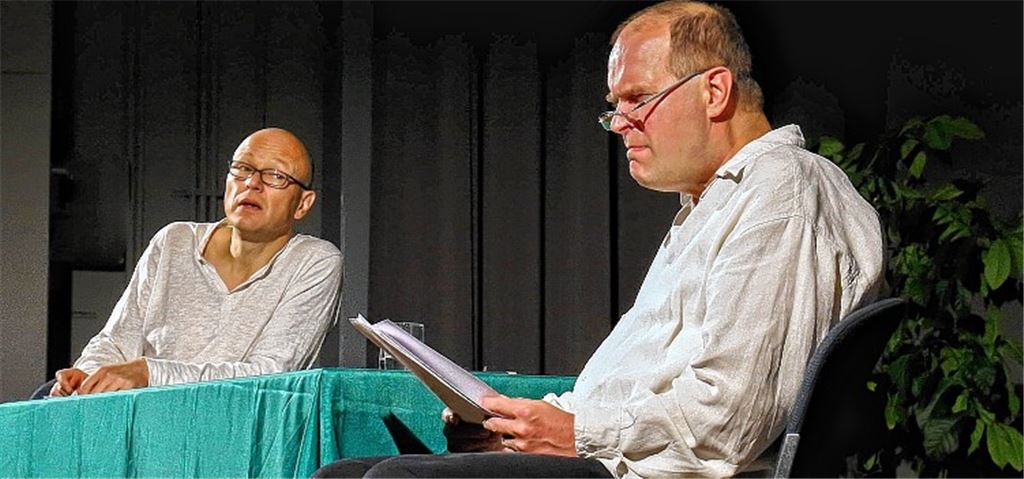 Szenische Lesung: Nur noch dumpf dringt der Sohn bei den Tischgesprächen zu seinem Vater durch. Er lebt in seiner eigenen Welt der Demenz, jenseits von Realität und Vernunft. Fotos: Hansen