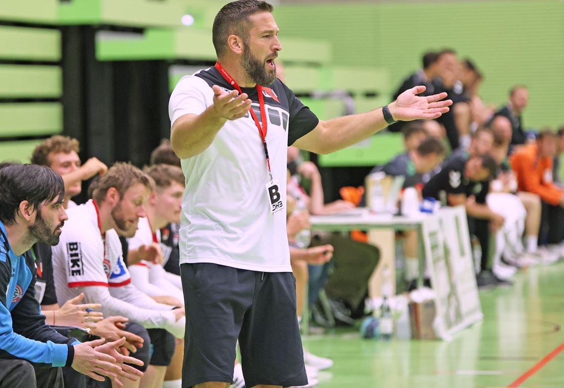 TGS-Trainer Tobias Müller fiebert an der Seitenlinie mit seinem Team mit.Foto: Müller