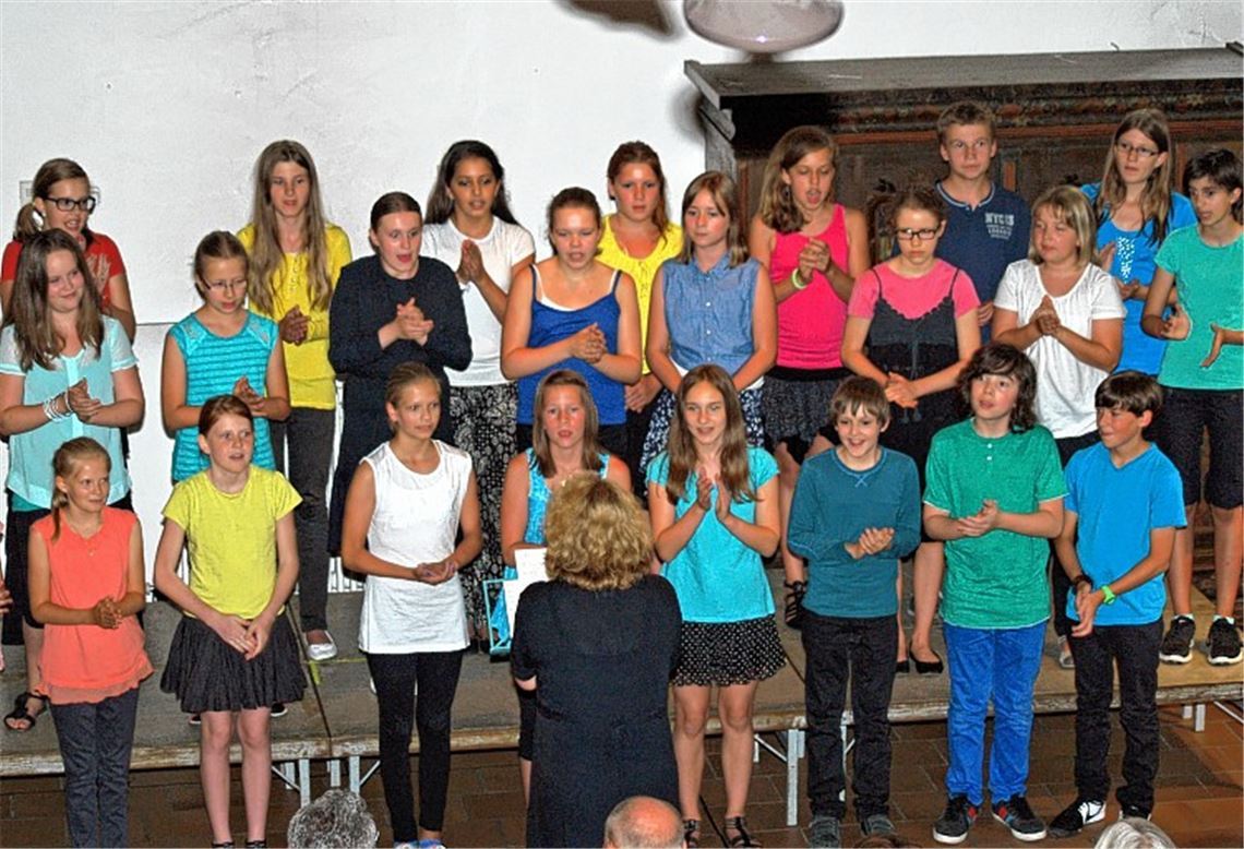 THG-Schüler – hier der Unterstufenchor – und die Amici del Canto Italiano beim Konzert in der Mühlacker Kelter.