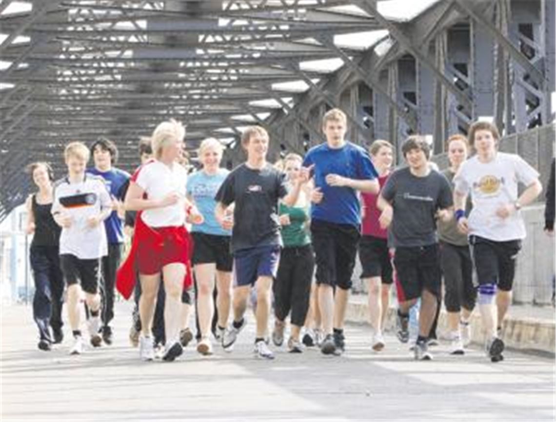 THG-Sportlehrerin Sibylle Richter (rote Hose) joggt mit ihrer Lauf-AG die Behr-Lauf-Strecke schon mal zur Probe.
Foto: Eigner