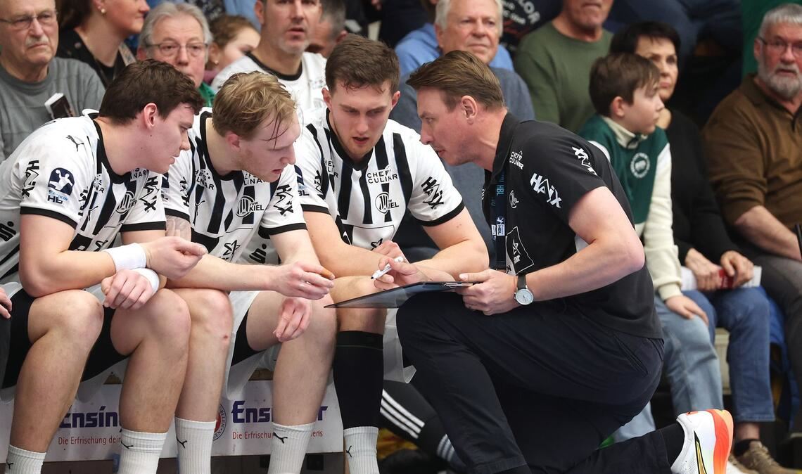 THW-Coach Filip Jicha stellt seine Spieler auf Frisch Auf ein.