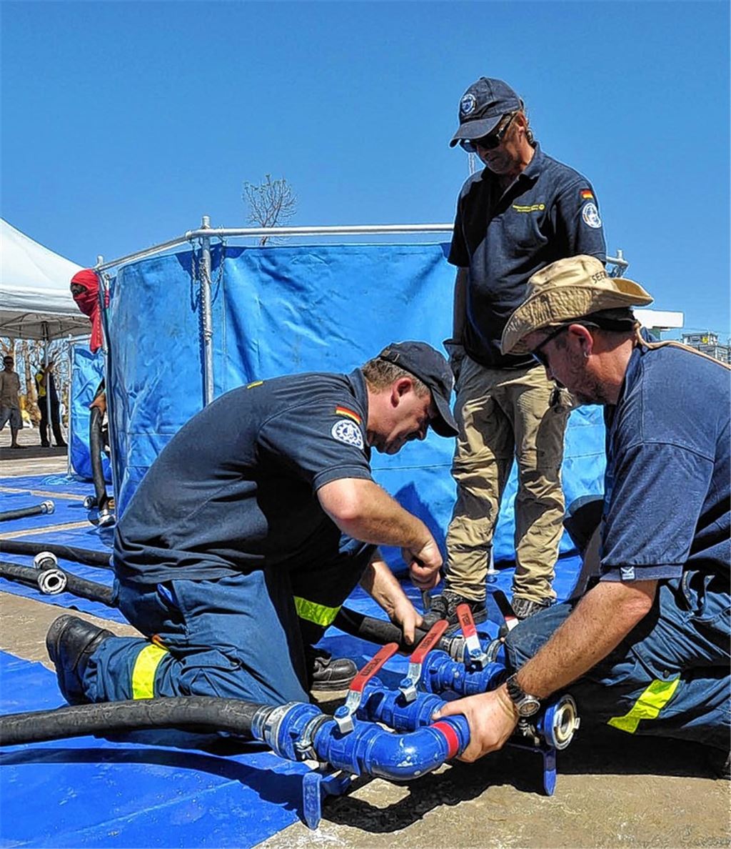 THW-Helfer machen die Trinkwasseraufbereitungsanlage einsatzbereit.