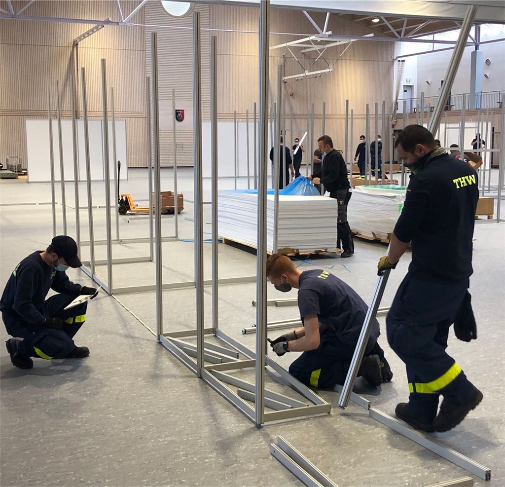 THW-Helfer packen im Kreisimpfzentrum an.privat