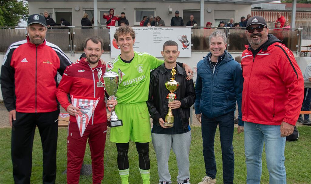 TSV-Abteilungsleiter Tobias Neubert, der Vorsitzende Jochen Schrafft, Noah Bachmann, Elton Zogaj vom FC Gossau, Bürgermeister Matthias Enz und der TSV-Jugendleiter Gerhard Böhm nach der Siegerehrung (v.li.). 