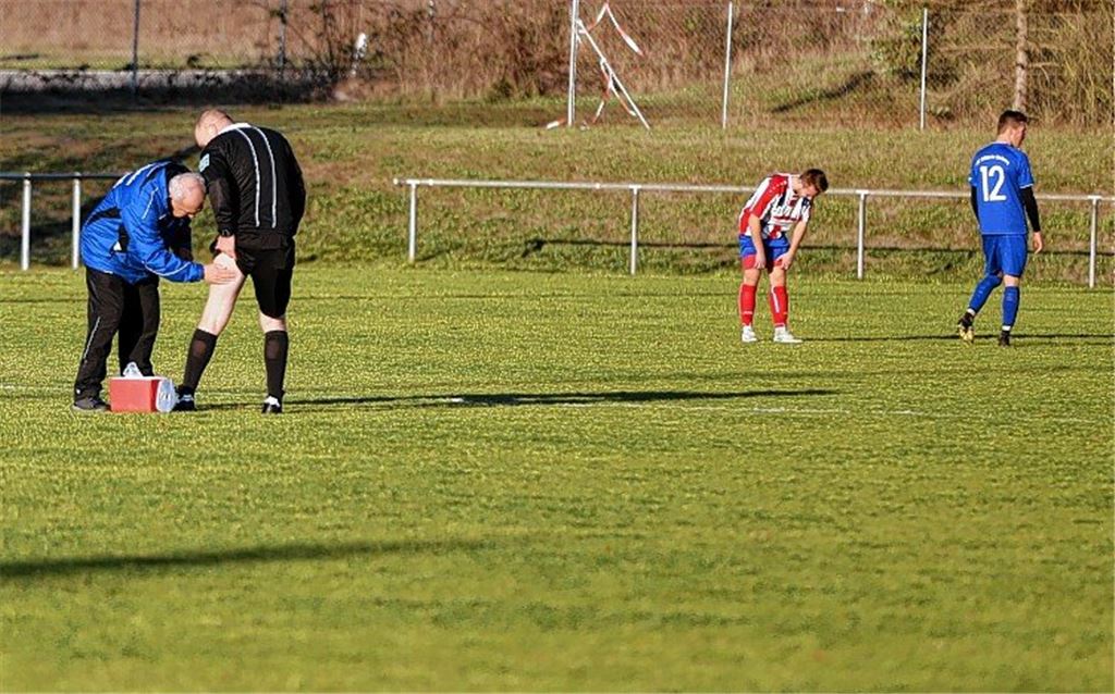 TSV-Betreuer Bernd Jung behandelt Schiedsrichter Jürgen Weber,der sich im Spiel zwischen Ötisheim und Enzberg am linken Oberschenkel verletzt.Fotos: Huber