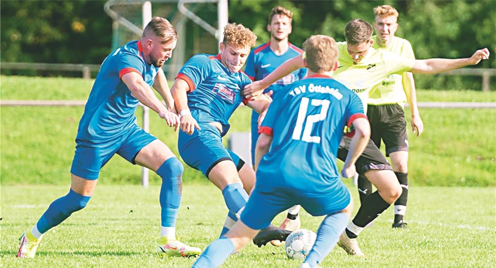 TSV Ötisheim und der FV Lienzingen trennen sich beim Spielstand von 4:4. Die Partie strapaziert die Nerven der Teams und der Fans gleichermaßen. Foto: Fotomoment