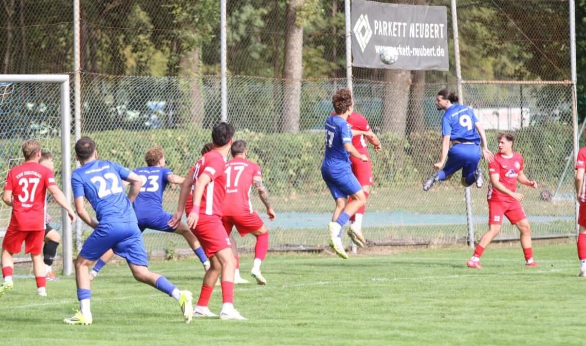 TSV-RSK-Spieler Dominik Lleshaj versucht es per Kopf. In dieser Szene verfehlt der Ball noch sein Ziel, kurz vor Schluss trifft Lleshaj aber zum 3:1-Sieg gegen den TSV Deizisau.