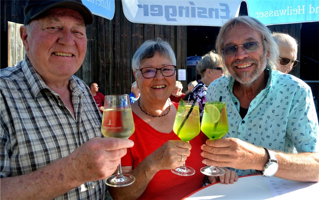 TV-Vorsitzender Siggi Nonnenmann (li.) hat einen Kühlwein kreiert. Fotos: Stahlfeld