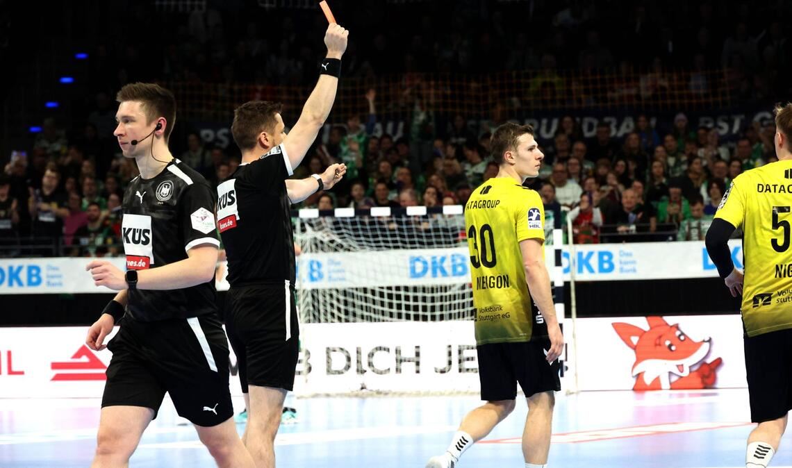 TVB-Neuzugang Marco Mengon sieht eine von drei Roten Karten für die Stuttgarter Handballer in Berlin.