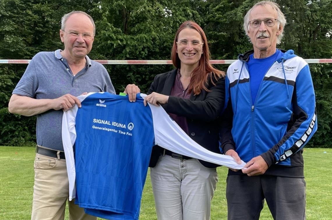 TVH-Vorsitzender Lothar Frick (li.) und Trainer Theo Krauß bedanken sich für die Trikotspenden bei Tina Feix. Foto: privat