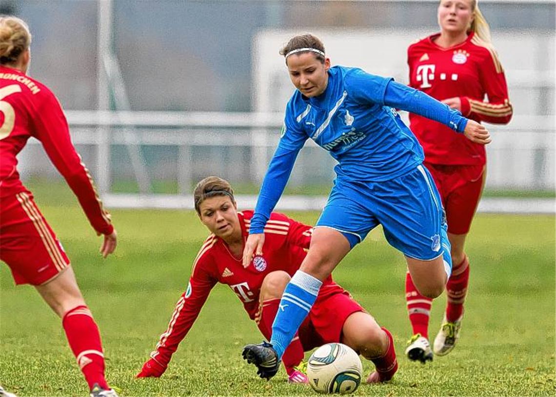 Tabea Rauschenberger aus Lomersheim (in Blau am Ball) spielt in der 2. Fußball-Bundesliga bei der TSG 1899 Hoffenheim. Foto: Uwe Grün/Kraichgaufoto