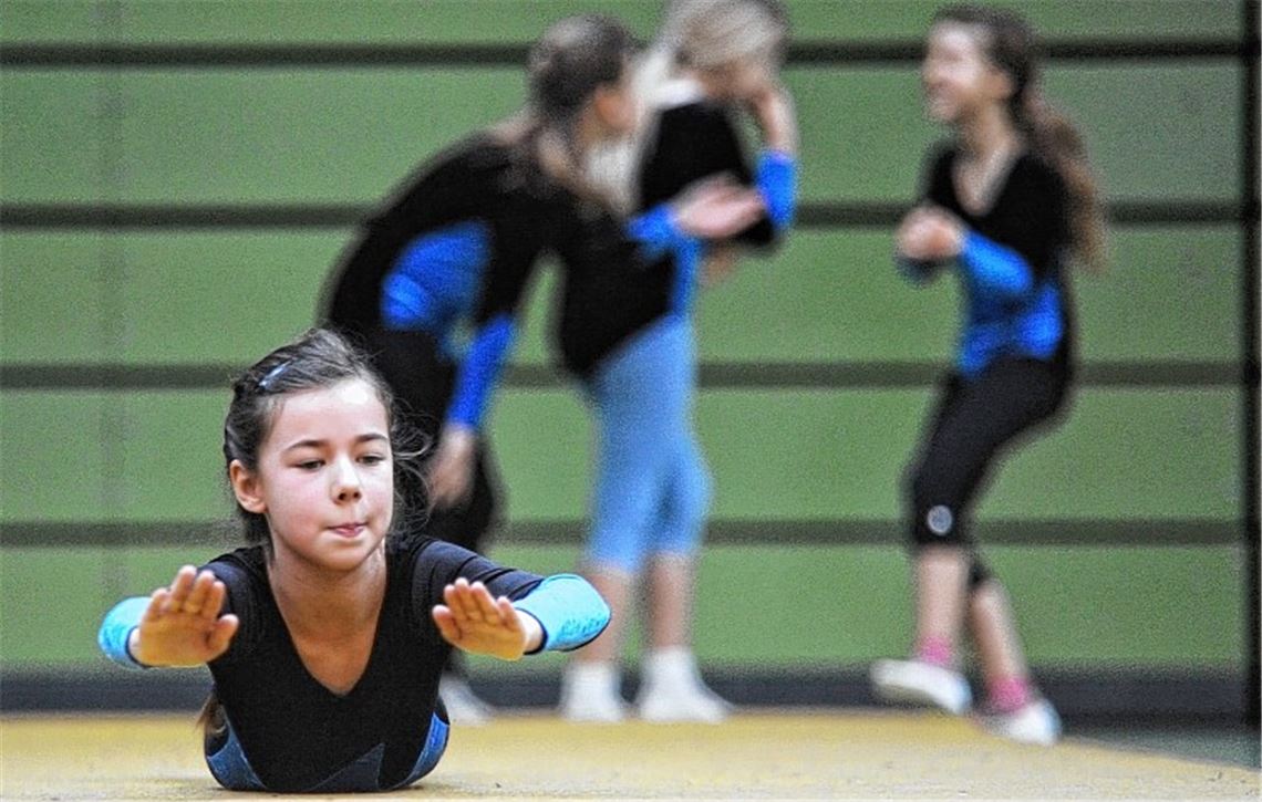 Tabea vom SV Illingen hat den Bogen raus: die Neunjährige meistert eine der Wettkampfübungen des „2Plus2-Wettkampfs“ in Mühlacker. 
