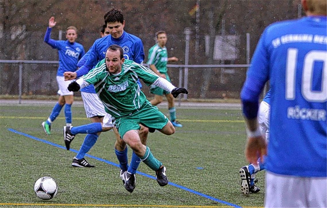 Tabellenführer Germania Bietigheim (in Blau) spielt mit viel Körpereinsatz. Der SV Iptingen (im Bild Marc Nowotny) bekommt mit Billigung des Schiedsrichters einige blaue Flecken. Foto: Eigner